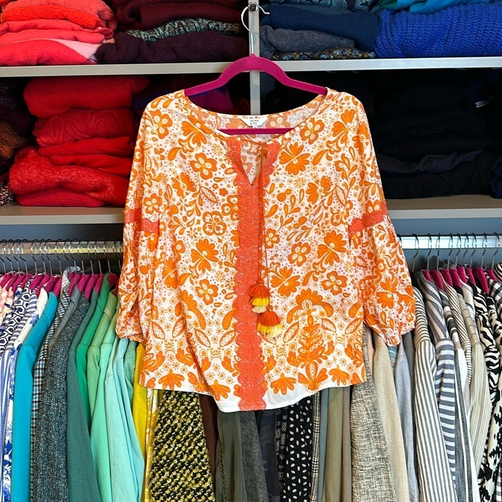 Crown & Ivy white with orange flowers 3/4 quarter sleeve v neck blouse size S